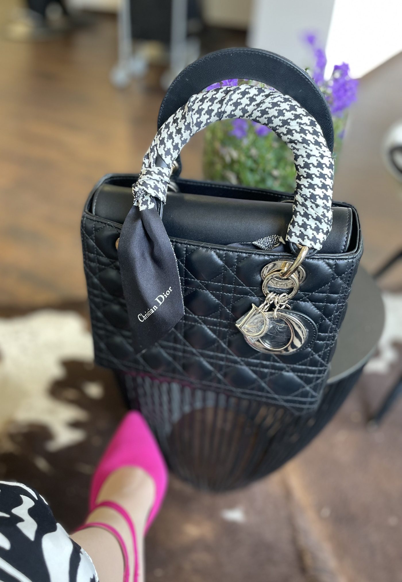 Lady Dior auf einem Stuhl – wohin mit der Handtasche am Tisch?